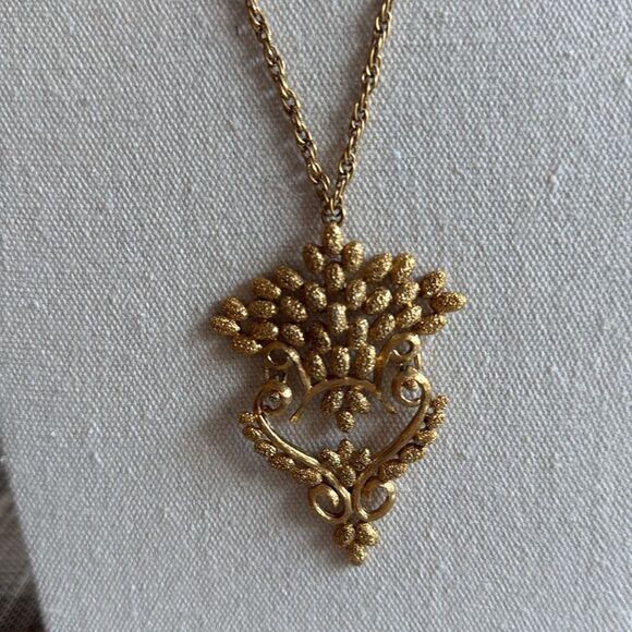 Vintage Monet 1975 Felice Series Gold Tone Necklace with Pendant. Book Piece. - Picture 2 of 7